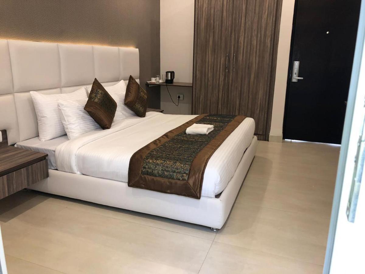 Mavens Inn Gurgaon Exteriör bild